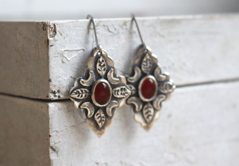 Farandole under the red moon, leaf and moon earrings in silver and carnelian