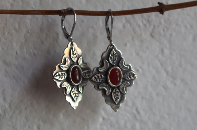 Farandole under the red moon, leaf and moon earrings in silver and carnelian