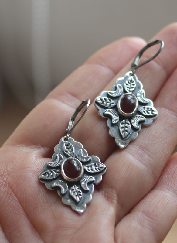 Farandole under the red moon, leaf and moon earrings in silver and carnelian