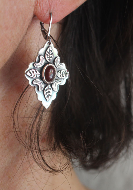 Farandole under the red moon, leaf and moon earrings in silver and carnelian