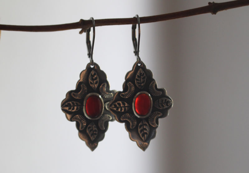 Farandole under the red moon, leaf and moon earrings in silver and carnelian