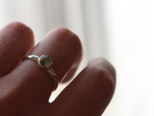 Fig leaf, nature’s green ring in silver and peridot