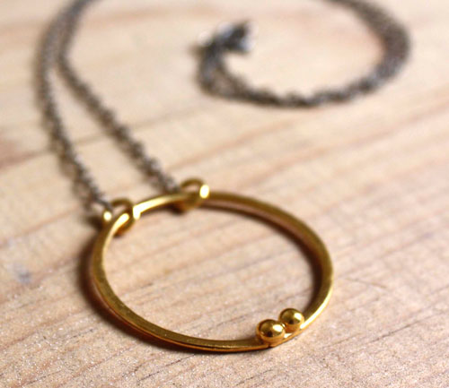 Golden enclosure, couple & rsquo;
s circle necklace in gold and silver