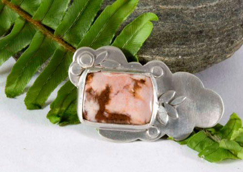 Jionni, sunset brooch in silver and pink ocean agate