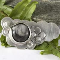 Lumi, vegetal brooch in sterling silver and fossil agate