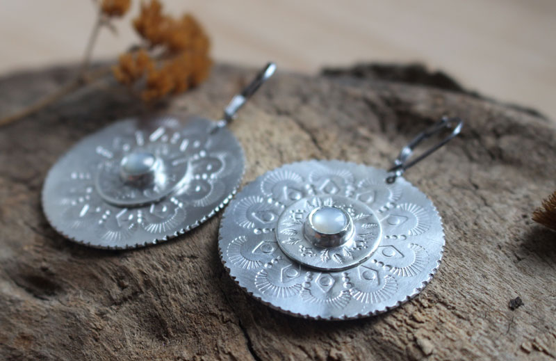 Mother of pearl flower, mandala earrings in silver and nacre