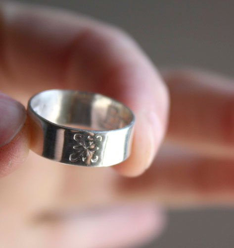 A promise, a ring of emotion in silver